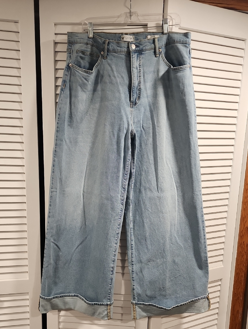 Light Wash Wide-Leg Women’s Jeans - Brand Unspecified